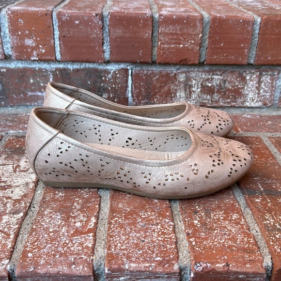 Baretraps Mariah Champagne Slip-On Flat Loafer Women's Size 8 - Picture 1 of 7